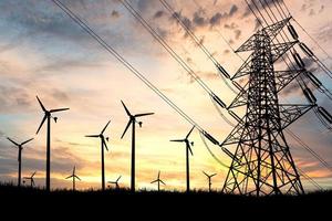 les éoliennes produisent de l'électricité le soir. coucher de soleil, silhouette, moulins à vent, énergie propre le soir. concept renouvelable énergie alternative et propre et éolienne photo