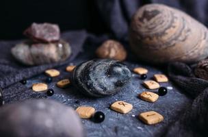 posez votre produit sur pierre sur une table de sorcière dans une ambiance sombre. maquette. photo