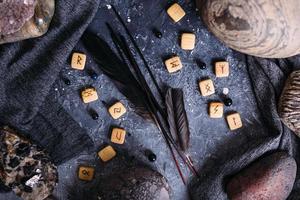 bâtons d'encens parmi les accessoires sombres et ésotériques - runes, pierres. photo