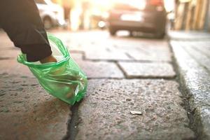 personne ramasse avec un sac de crottes de chien dans la ville photo