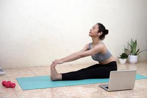 une femme faisant du yoga à la maison photo