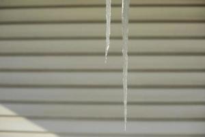 les glaçons de la glace pendent. glace sur fond de mur. je photo