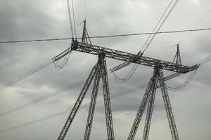 poteaux de lignes électriques. fils contre le ciel. aciérie. photo