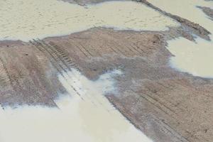 chemin de terre avec traces de pneus et inondations. pour le transport de fond dans l'arrière-pays. photo