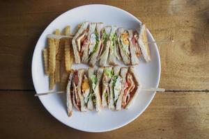 photo isolée d'un club sandwich et de frites - parfait pour un blog culinaire ou l'utilisation d'un menu