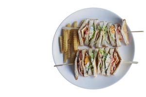 photo isolée d'un club sandwich et de frites - parfait pour un blog culinaire ou l'utilisation d'un menu