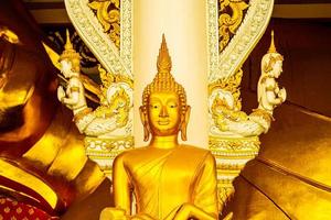 gros plan statue de bouddha doré dans la décoration du temple asiatique religiuus avec l'ancien ange de culte