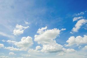 panorama ciel bleu avec de minuscules nuages blancs nature fond saisonnier photo