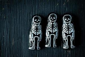 bonbons squelette halloween sur bois foncé photo