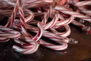 tas de bâtons de canne à sucre en arrière-plan de noël photo