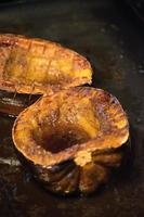 courge poivrée cuite au four dans un cadre de ferme rustique photo