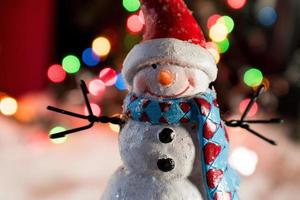 décorations de bonhomme de neige de noël dans des lumières de fête photo