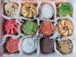 assortiment de biscuits de noël dans un cadre festif à plat photo