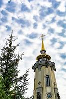 Croix de l'église chrétienne dans la haute tour du clocher pour la prière photo