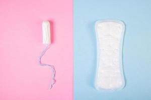 tampon hygiénique et tampon sur fond coloré. produits d'hygiène féminine. notion de menstruations. photo