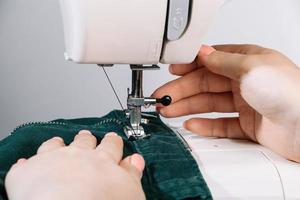 femme designer ou tailleur travaillant sur machine à coudre. journée mondiale des tailleurs. photo