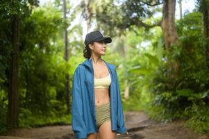 belle femme asiatique en tenue de sport trekking sur sentier de montagne, concept de voyage et d'écotourisme. photo