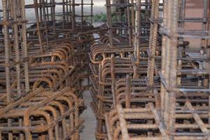 barres d'acier déformées qui sont pliées et liées pour donner la forme et la structure adaptées à la construction de maisons, de bâtiments qui nécessitent un sol solide, durable et ferme du bâtiment photo