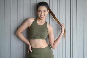 portrait d'une jeune femme en forme portant des vêtements de sport à la maison, sport et concept de mode de vie sain. photo