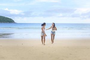 deux femmes appréciant et se relaxant sur la plage, l'été, les vacances, les vacances. photo