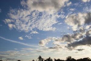 des nuages de pluie se forment le soir pendant la saison des pluies. ciel et nuages aux couleurs vives, saison des pluies, début de l'hiver - où l'atmosphère se réchauffe le soir lorsque le soleil se couche à l'horizon. photo