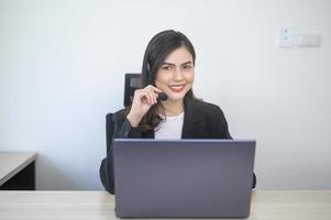 femme agent de centre d'appels avec casque consultant les clients en ligne, service client et concept d'opérateur de support client photo