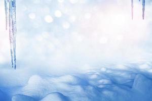 glaçons blancs contre le ciel bleu d'hiver. photo