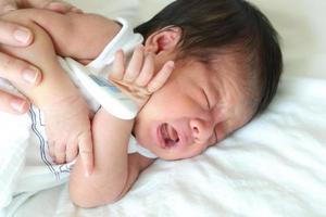 nouveau-né asiatique dormant sur le lit, en bonne santé avec sa mère pour un nouveau concept de famille