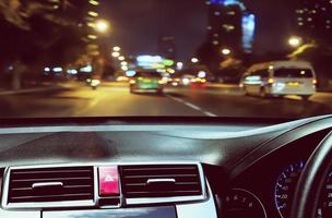 vue avant de la voiture regardant de l'intérieur avec fond de route crépusculaire photo