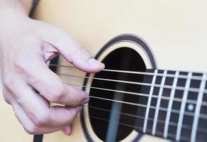 gros plan sur un homme qui joue de la guitare photo