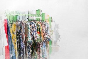 aquarelle peinte de vêtements pour femmes à motif de fleurs colorées accrochées à la ligne de vêtements verte dans la boutique de mode asie - corée. photo