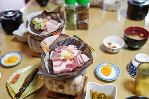 style grill de porc japonais sur le poêle traditionnel avec feuille sèche locale et apéritif autour. photo