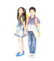 Joli couple asiatique écoliers, 7 et 10 ans, isolé sur blanc photo
