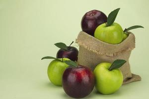 pomme rouge fraîche sur fond vert tendre - concept d'arrière-plan de fruits frais photo