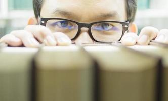 un homme cherche quelque chose dans la bibliothèque de la bibliothèque photo