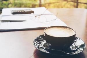 article de travail de bureau avec une tasse de café sur une table en bois photo