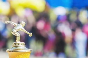 trophée de sport sur les gens flous bondés au festival de la journée du sport à l'école photo