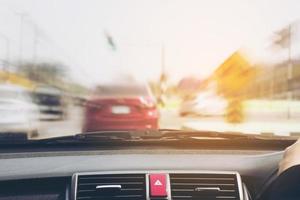 vue de face du mouvement de la voiture avec un trafic de flou radial devant photo