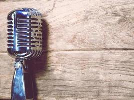 microphone classique de style vintage placé sur un vieux bois. photo