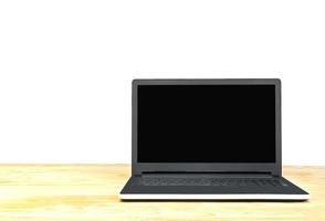 ordinateur portable sur table isolé sur fond blanc. la photo comprend un chemin de détourage d'un écran vide.
