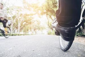 l'étudiant fait du vélo dans un campus vert photo