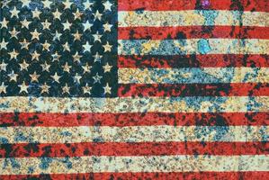 superposition du drapeau américain sur la texture de la surface du vieux mur rouillé pour une utilisation en arrière-plan photo