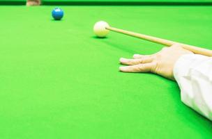 homme jouant au billard photo