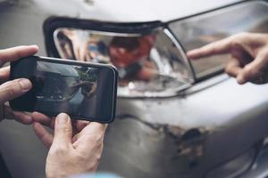 agent d'assurance travaillant pendant le processus de réclamation d'accident de voiture sur place - concept de réclamation d'assurance personnes et voiture photo