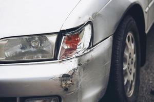 dommages de voiture sur accident de la route - concept d'assurance automobile photo