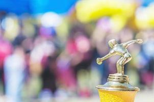 trophée de sport sur les gens flous bondés au festival de la journée du sport à l'école photo