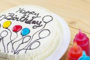 gâteau au beurre joyeux anniversaire coloré photo