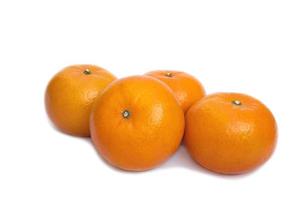 ensemble de fruits orange juteux frais sur fond blanc - fruits orange tropicaux pour une utilisation en arrière-plan photo