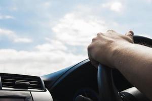 homme conduisant une voiture d'une seule main photo