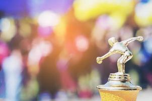 trophée de sport sur les gens flous bondés au festival de la journée du sport à l'école photo